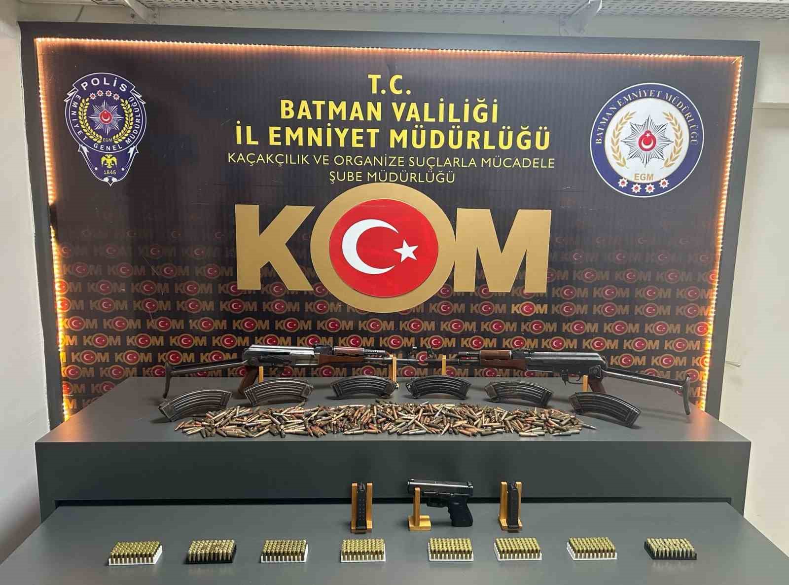 Batman’da yatakların içinden silah ve mühimmat ele geçirildi
