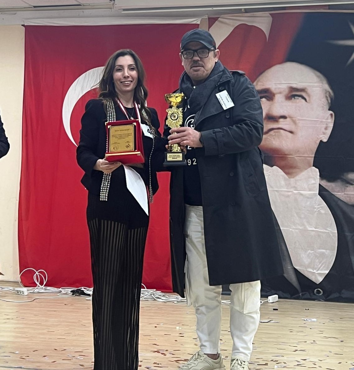 Manisalı kuaf&ouml;rler K&uuml;tahya&rsquo;dan iki kupa ile d&ouml;nd&uuml;
