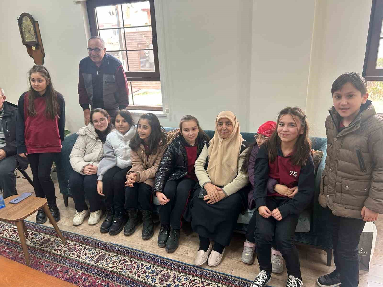 75. Yıl Ortaokulu &ouml;ğrencilerinden huzurevi sakinlerine anlamlı ziyaret
