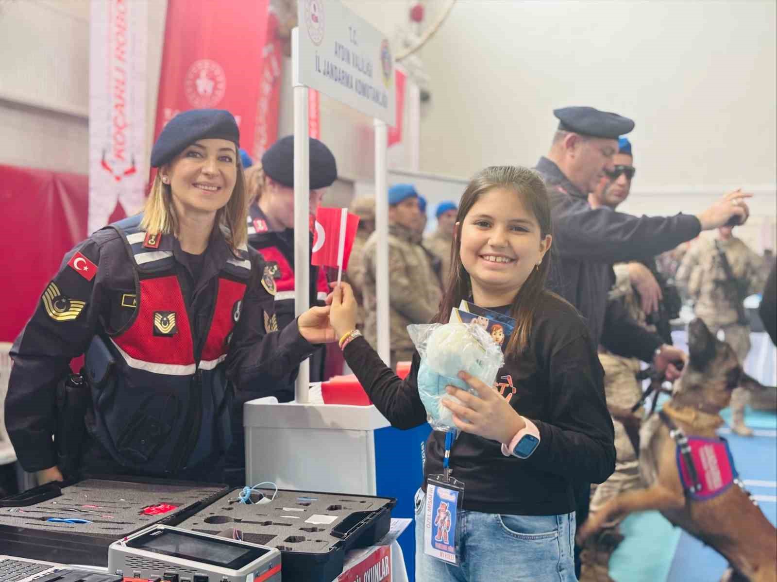 Teknoloji festivalinde öğrencilere siber suçlarla mücadele anlatıldı