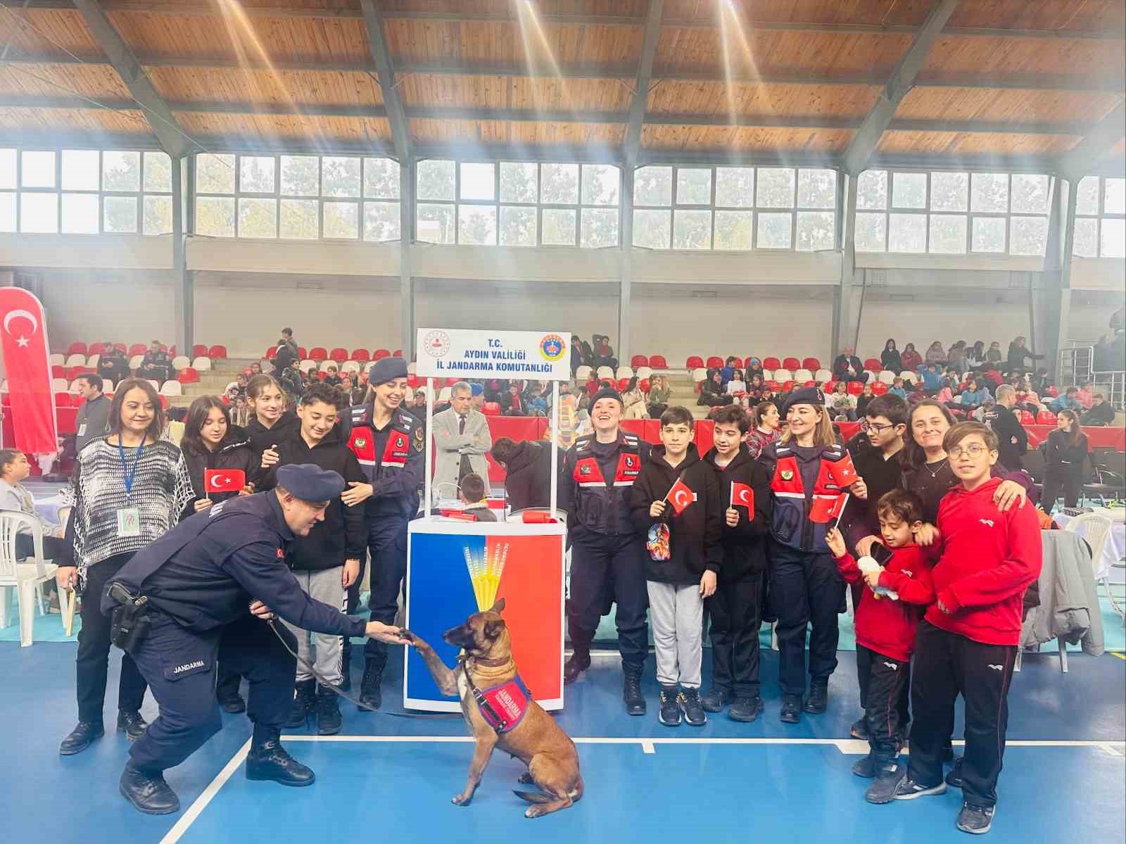 Teknoloji festivalinde öğrencilere siber suçlarla mücadele anlatıldı
