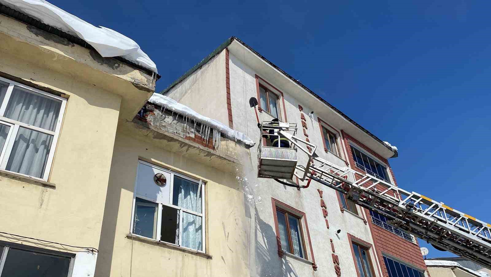 Bingöl’de tehlike oluşturan buz sarkıtları itfaiye ekipleri tarafından temizlendi