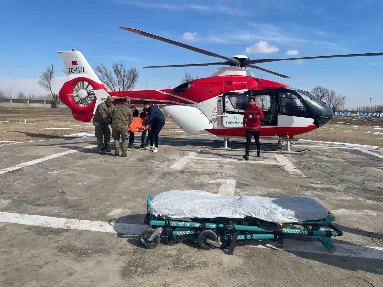 Iğdır’da fırtına ve tipi yolu kapatınca hasta ambulans helikopterle hastaneye ulaştırıldı