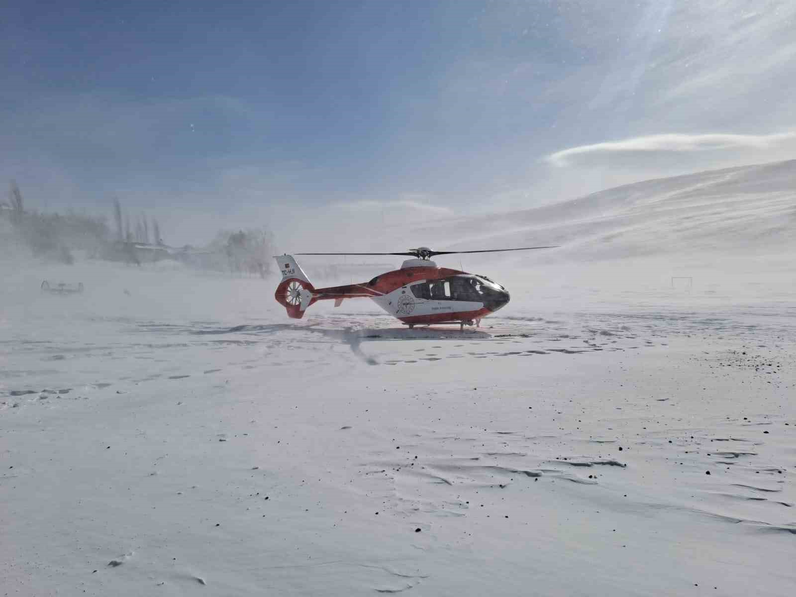 Iğdır’da fırtına ve tipi yolu kapatınca hasta ambulans helikopterle hastaneye ulaştırıldı
