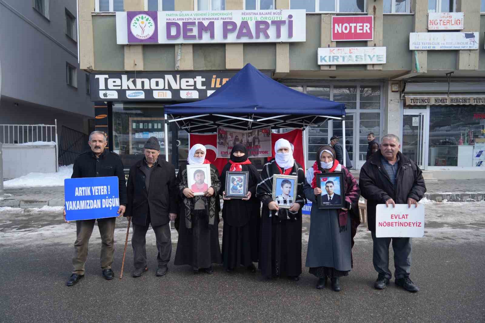 Ailelerin evlat n&ouml;beti soğuk havaya rağmen devam ediyor

