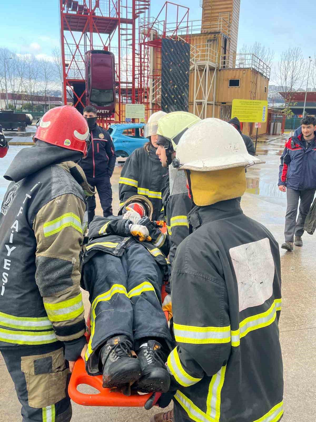 Gönüllü itfaiyeciler katkı sağlıyor
