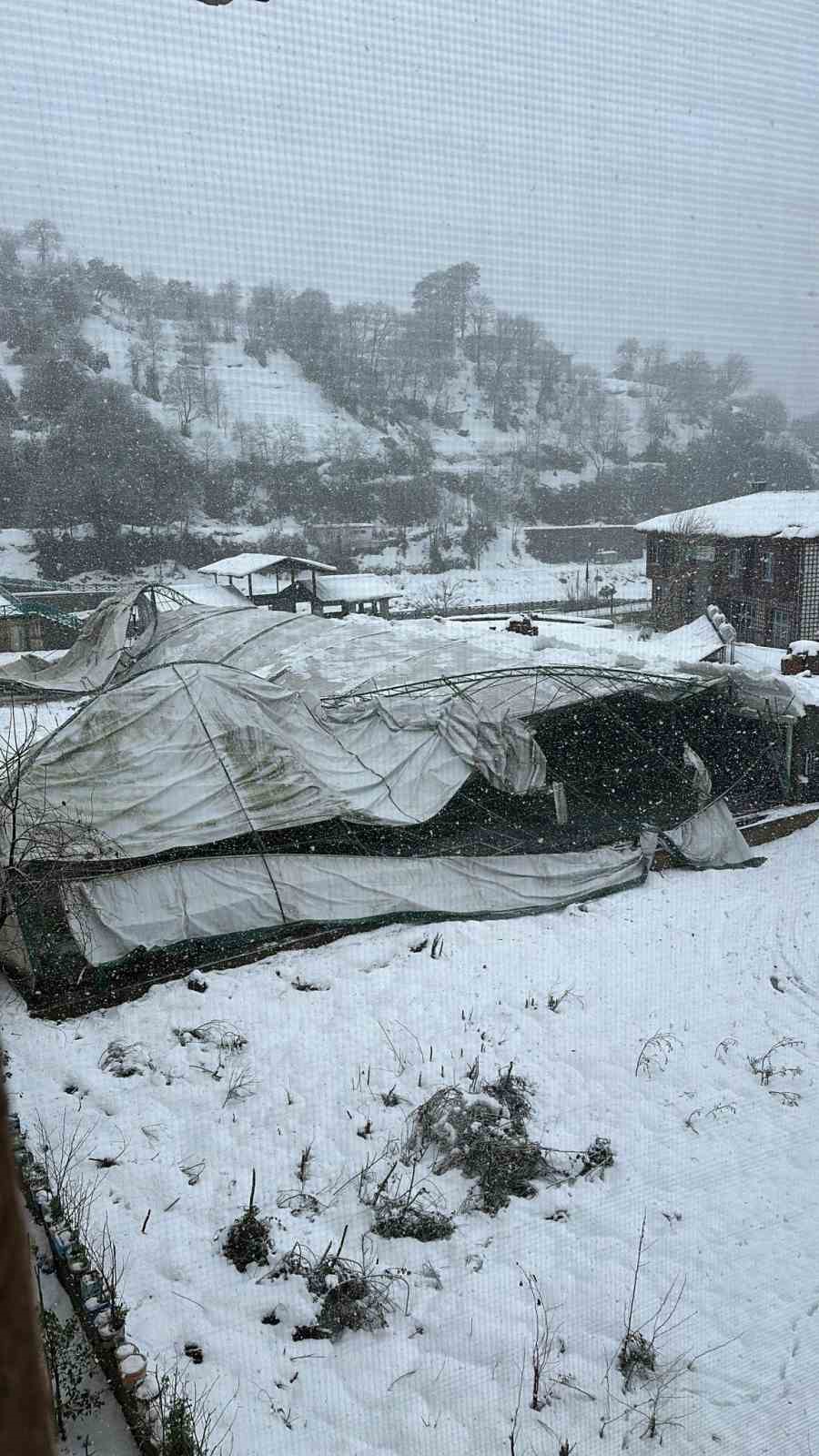 Kara dayanamayan halı sahanın çatısı çöktü
