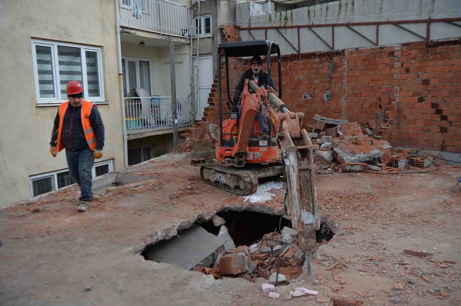 İnşaat aşamasındaki kaçak katlar yıkıldı
