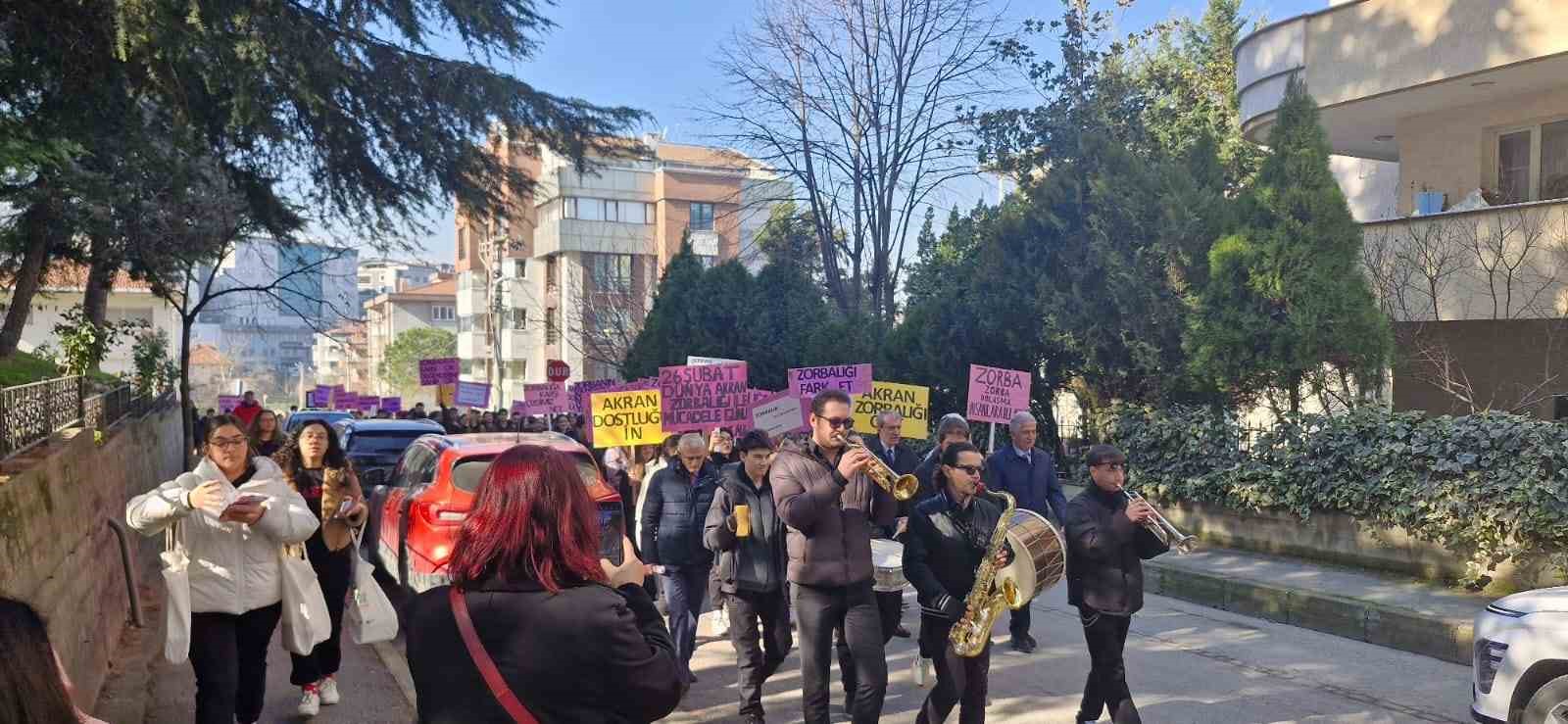 Yüzlerce öğrenci akran zorbalığıyla mücadele için yürüdü: "Zorbalık, suskunlukla büyür"
