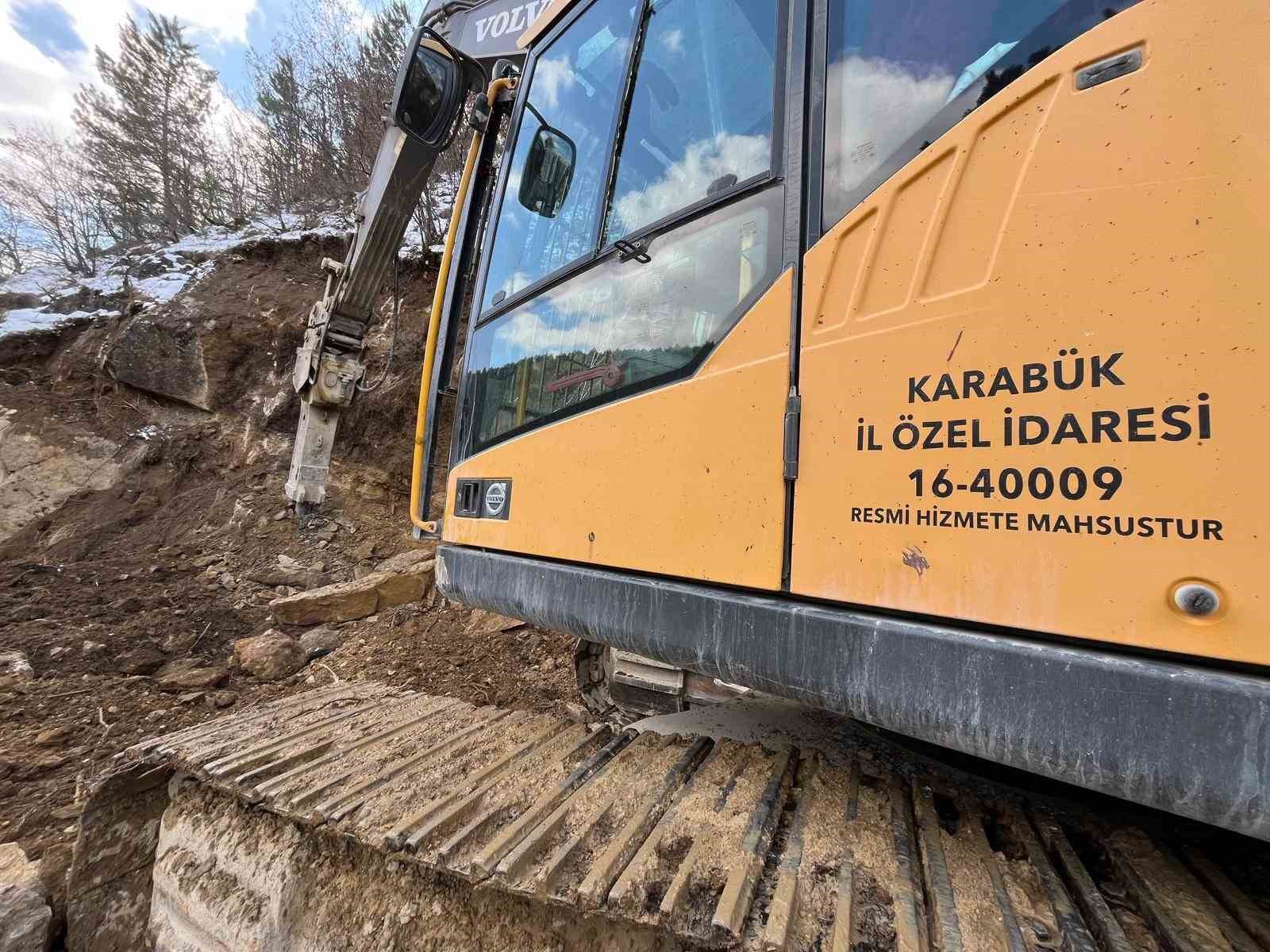 Heyelan köy yolunu kapattı
