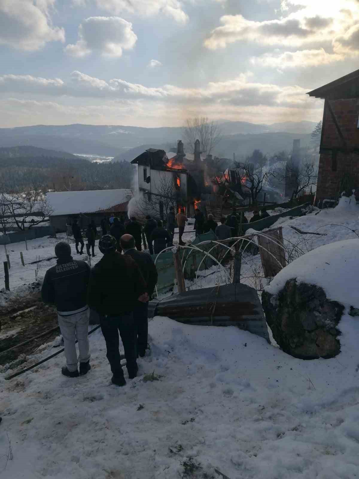 Kastamonu&rsquo;da 3 ev ve 1 ahır küle döndü, 55 hayvan telef oldu