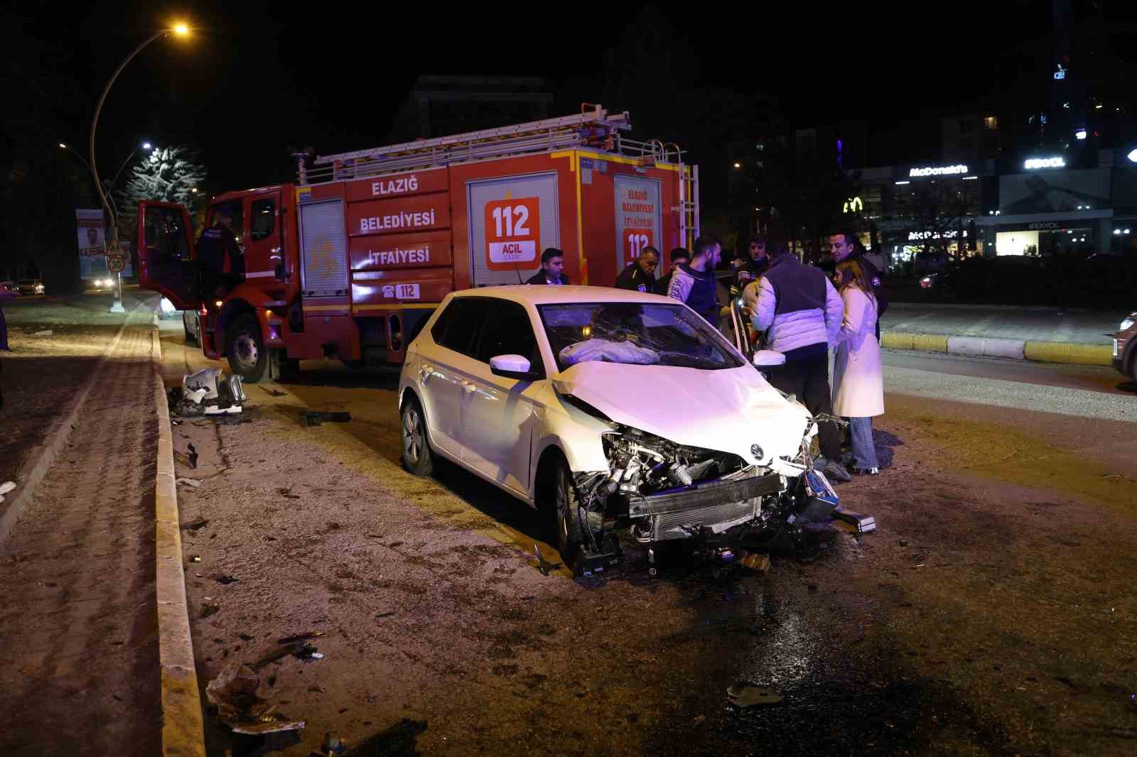 Elazığ'da trafik kazası sonucu 5 kişi yaralandı - İhlas Haber Ajansı