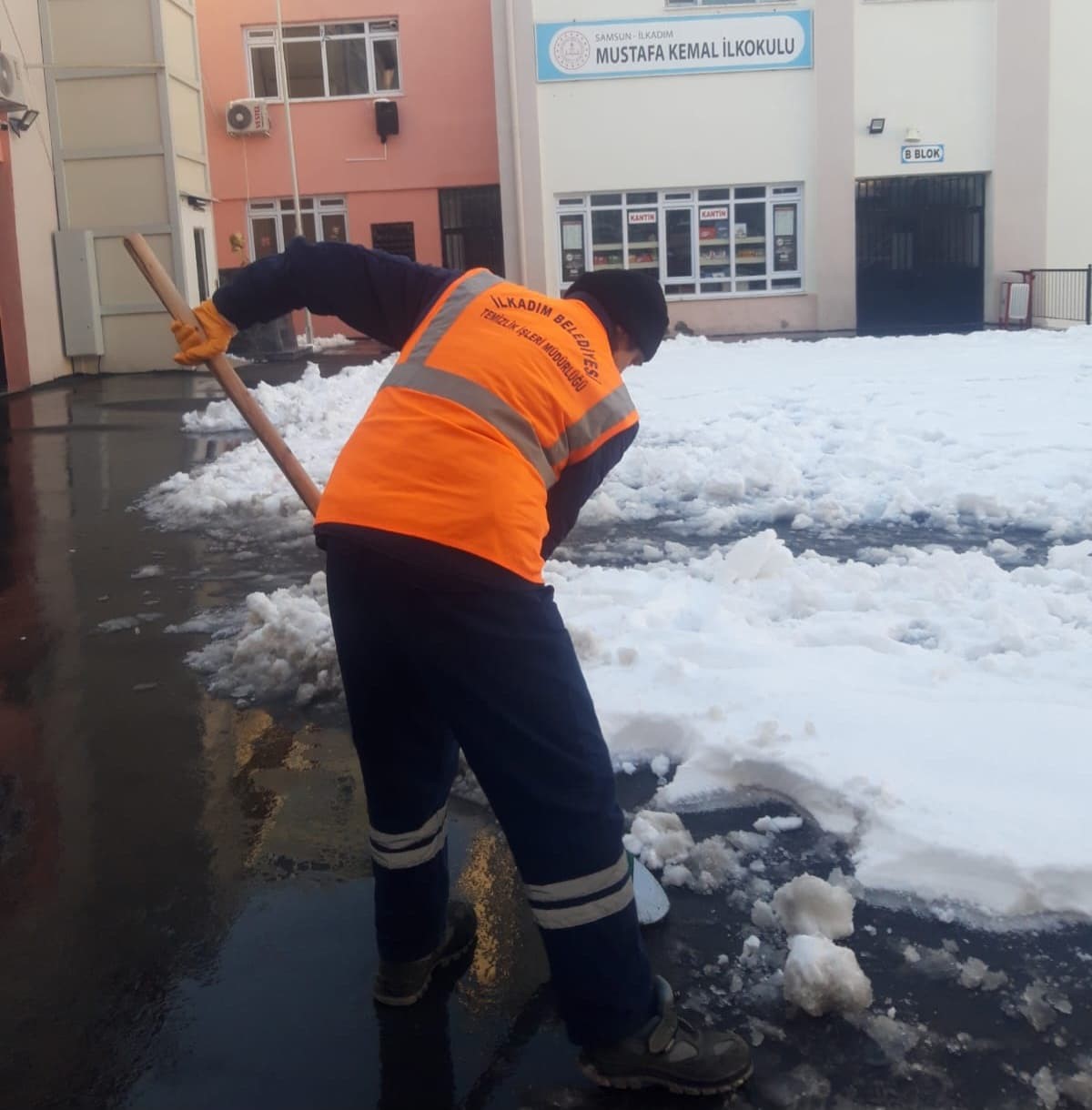 Okul bah&ccedil;elerinde kar ve buz temizliği
