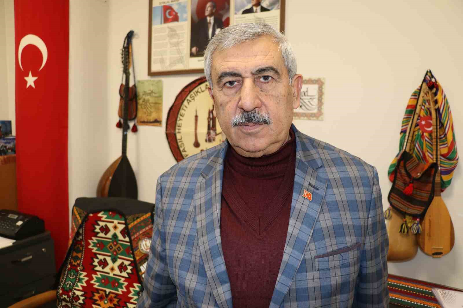 Dudakların arasına iğne koyuyor, dakikalarca s&ouml;zl&uuml; atışıyorlar
