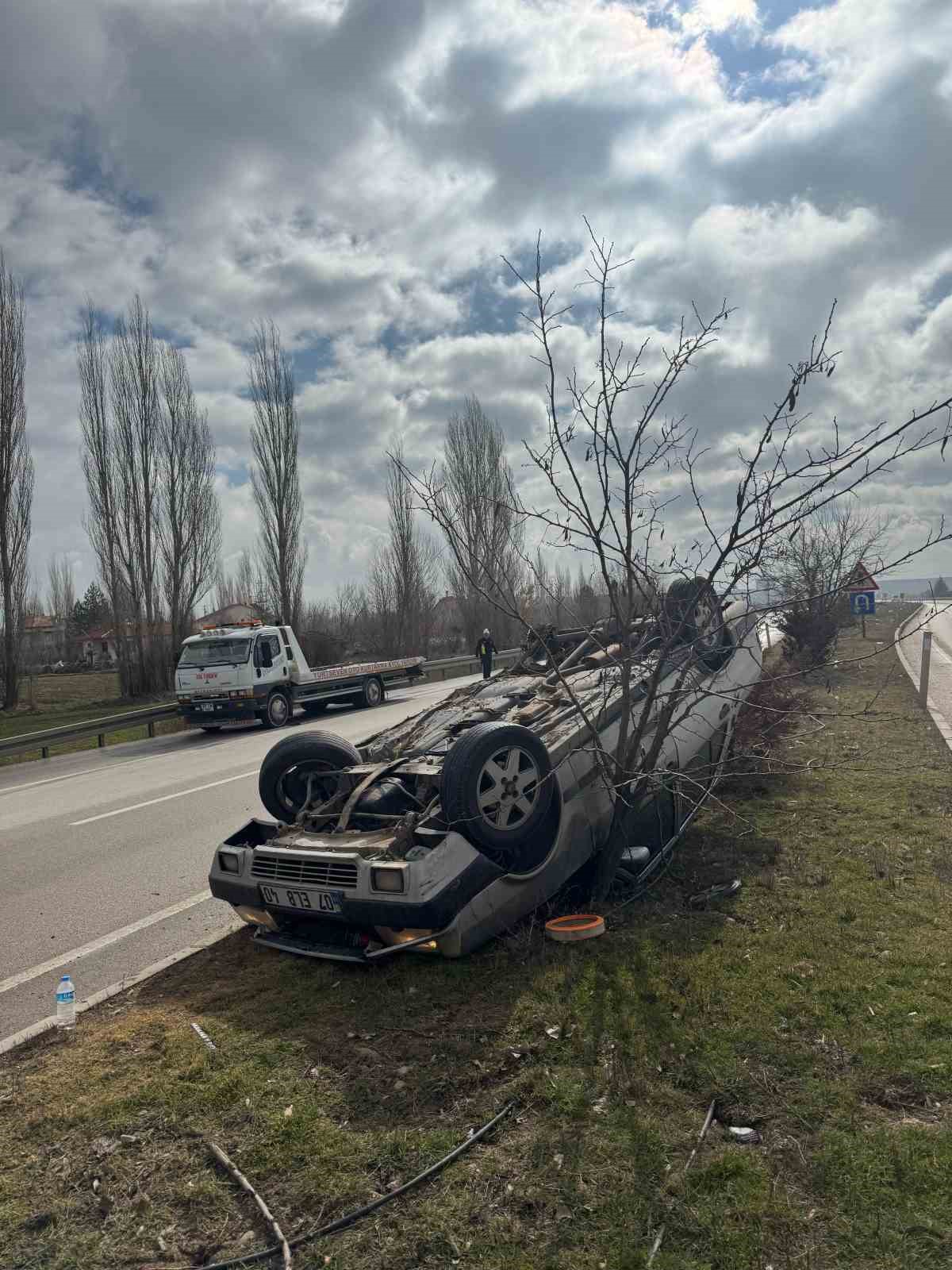 Orta refüje devrilen otomobilde sürücü yaralandı
