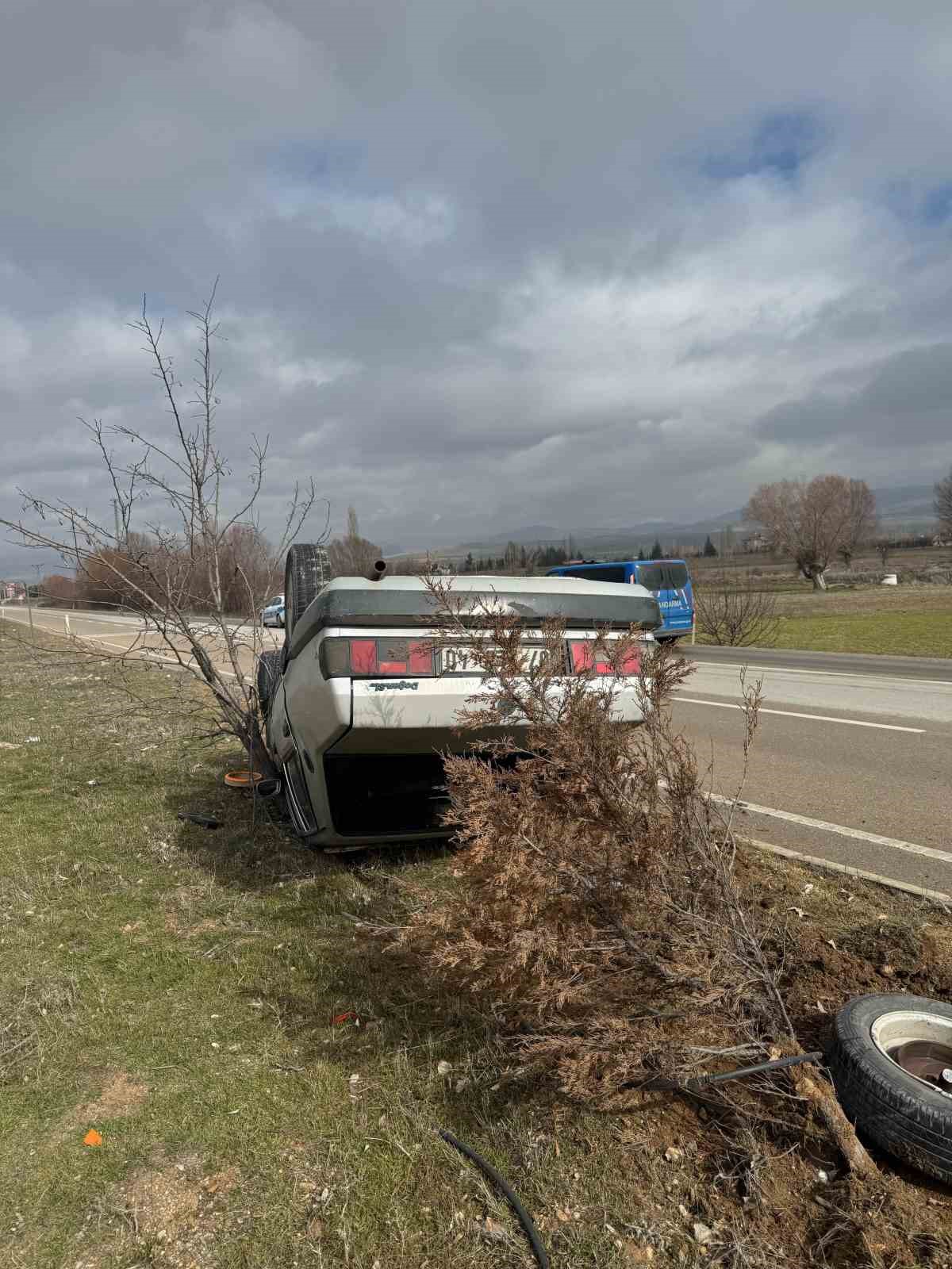 Orta ref&uuml;je devrilen otomobilde s&uuml;r&uuml;c&uuml; yaralandı
