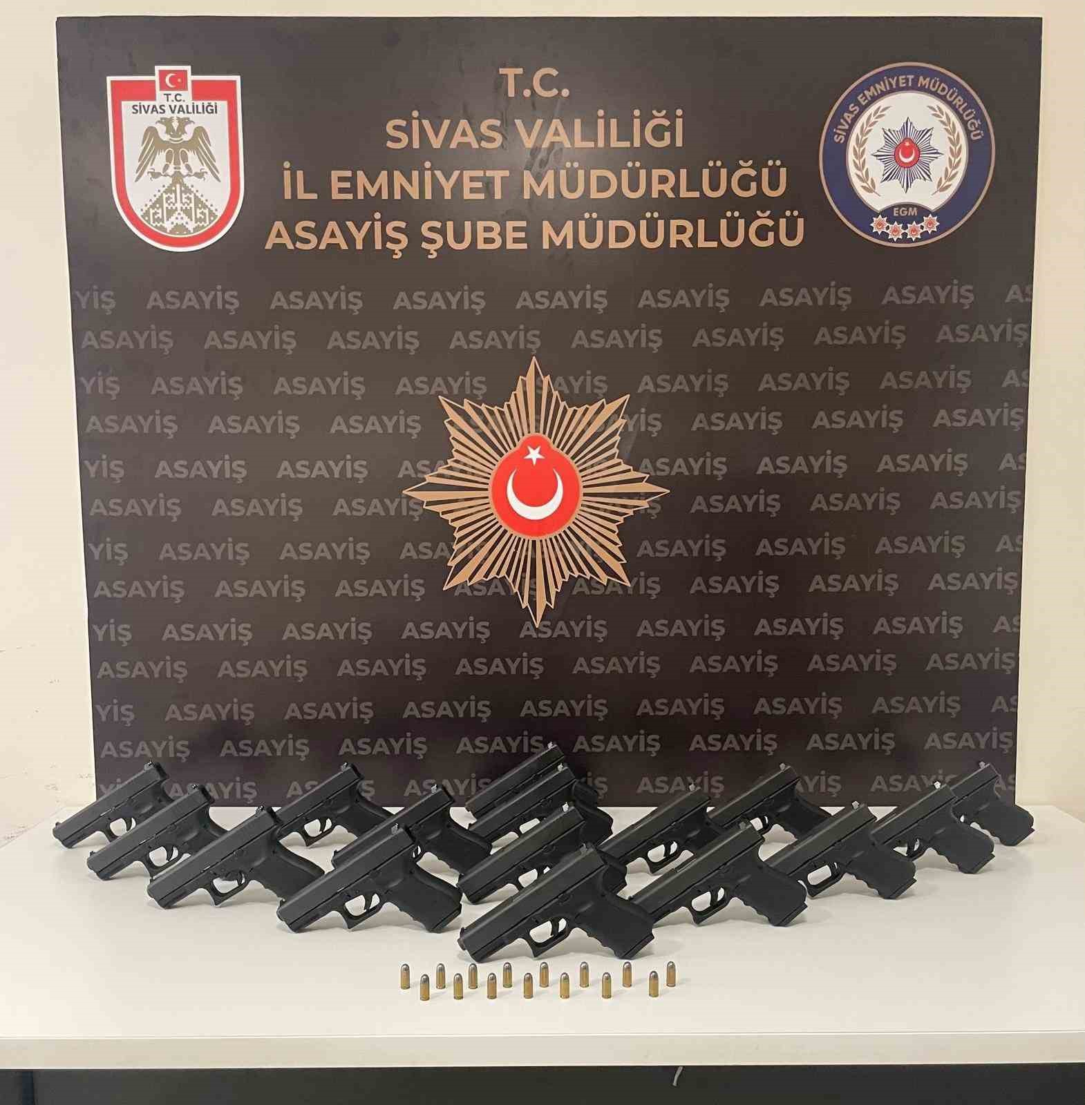 Silah ka&ccedil;ak&ccedil;ıları yakayı ele verdi, 4 ş&uuml;pheli adliyeye sevk edildi
