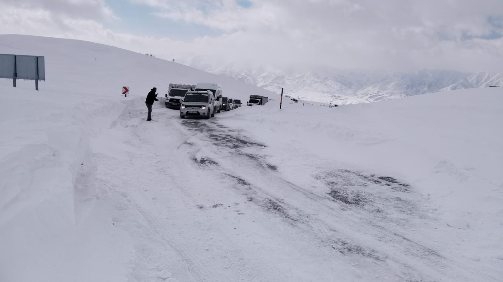 Muş&rsquo;ta kar ve tipi nedeniyle mahsur kalan 80 kişi kurtarıldı
