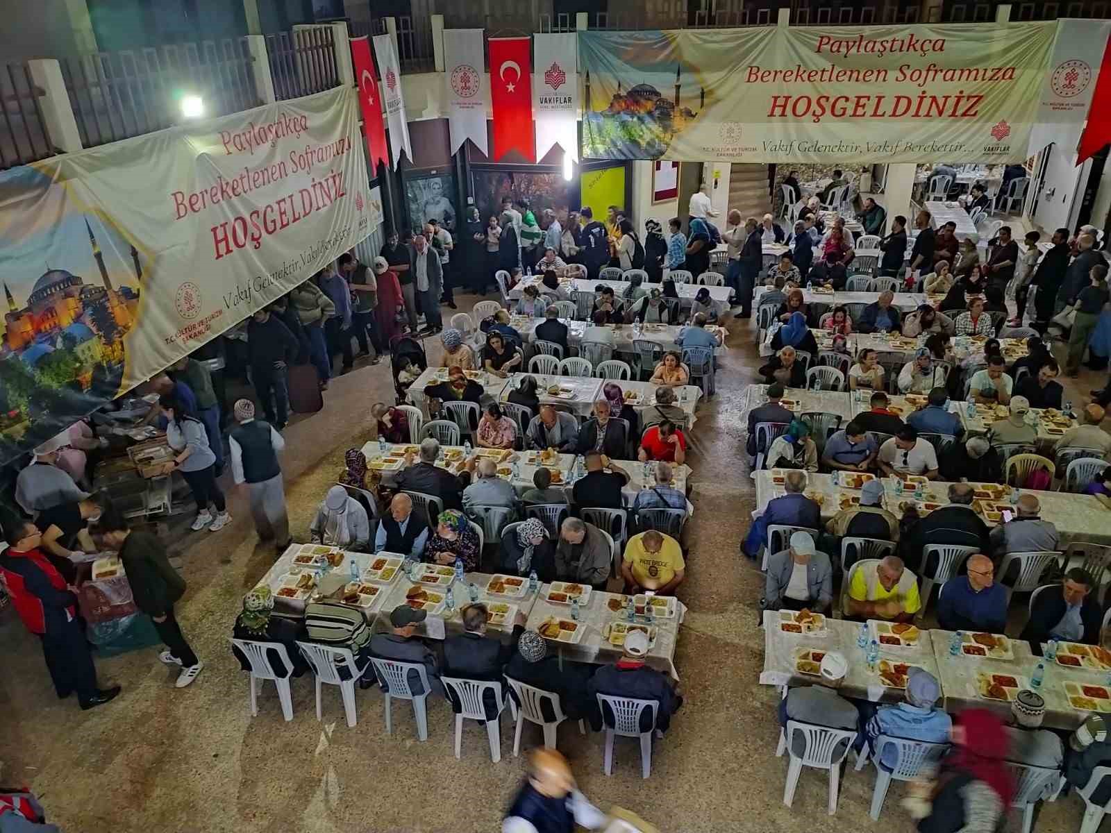 İzmir Vakıflar Müdürlüğü Manisa’da iftar sorası kuruyor
