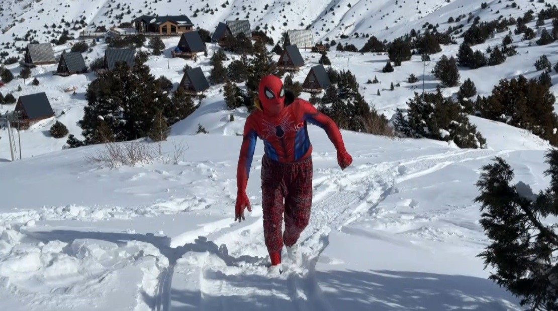 &Ouml;r&uuml;mcek Adam kost&uuml;m&uuml;yle Ergan&rsquo;da dikkat &ccedil;ekti
