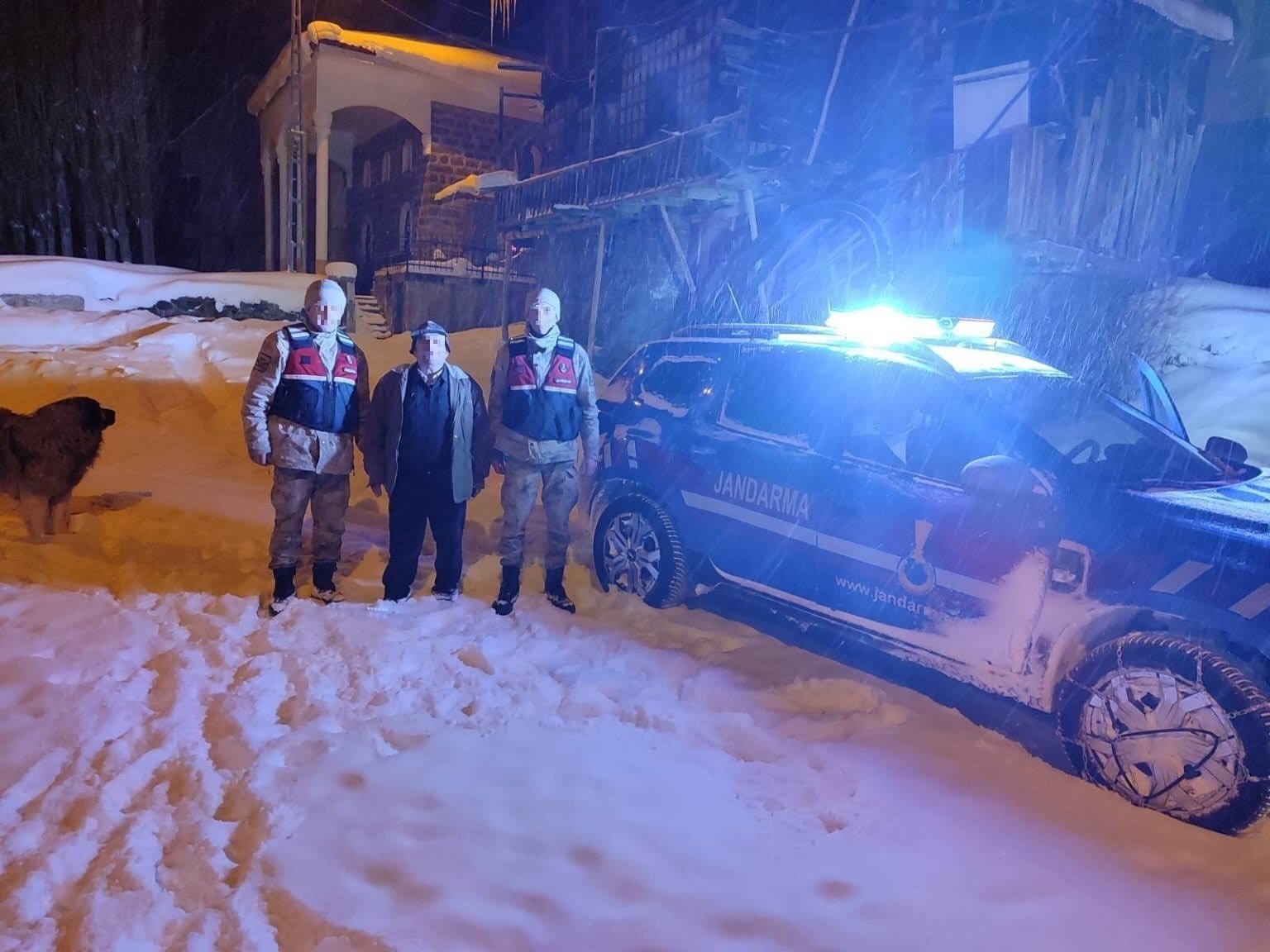 Karda mahsur kalan vatandaşın imdadına jandarma koştu
