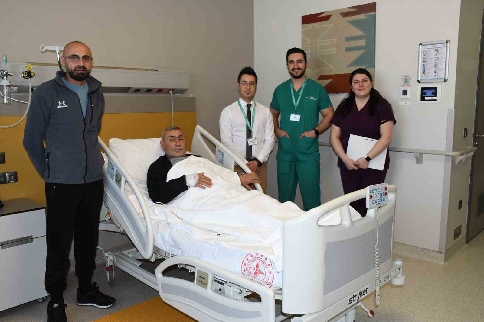 5 milimetrelik kesiyle 2.5 santimetrelik börek taşından kurtuldu