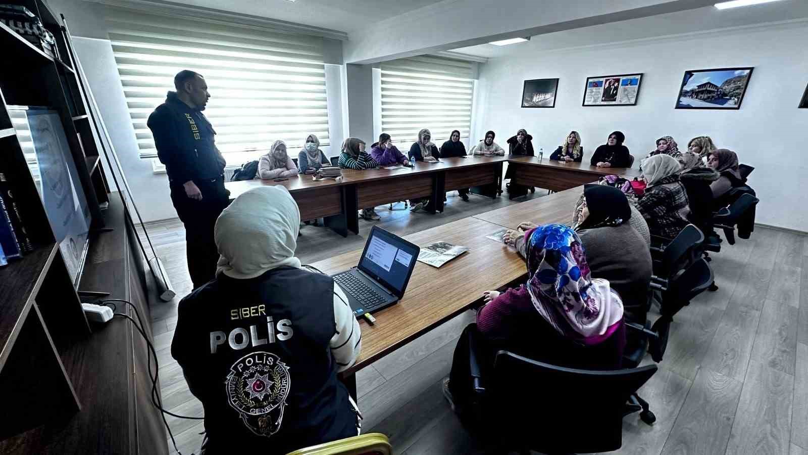 Kadınlara g&uuml;venli internet kullanımı anlatıldı
