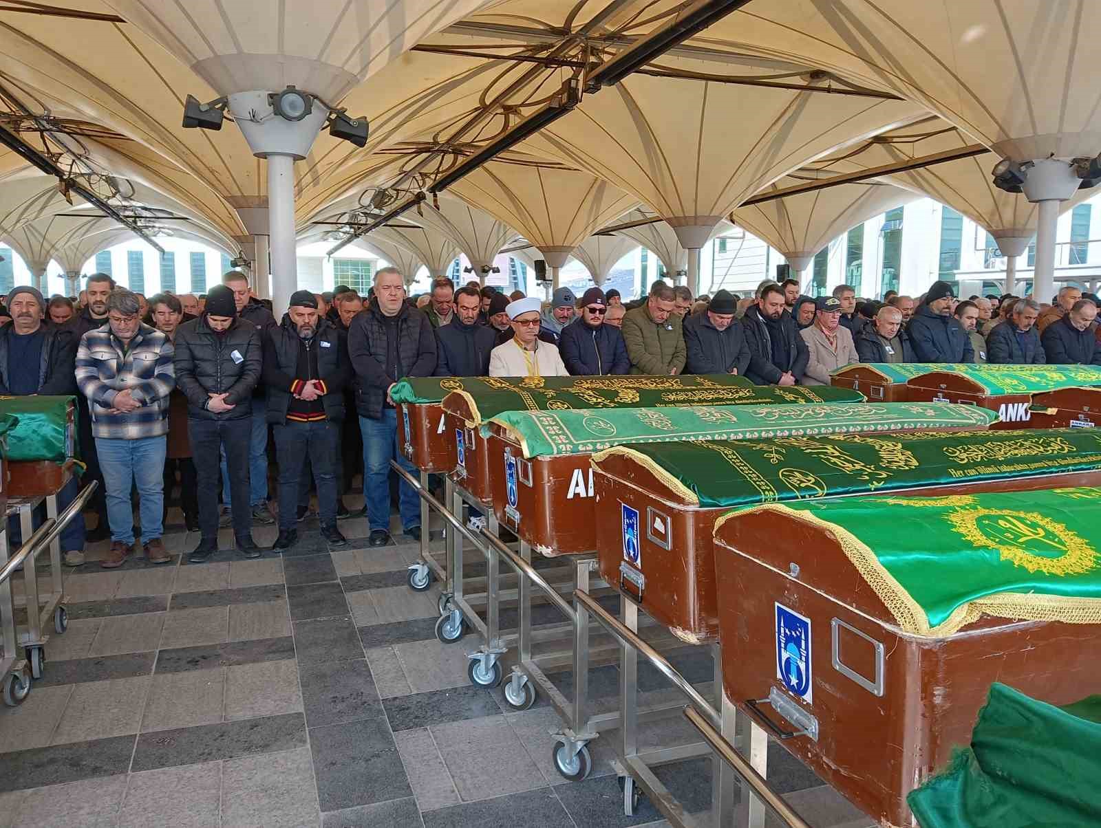 Ankara’da karbonmonoksit gazından zehirlenerek ölen aile fertleri son yolculıklarına uğurlandı