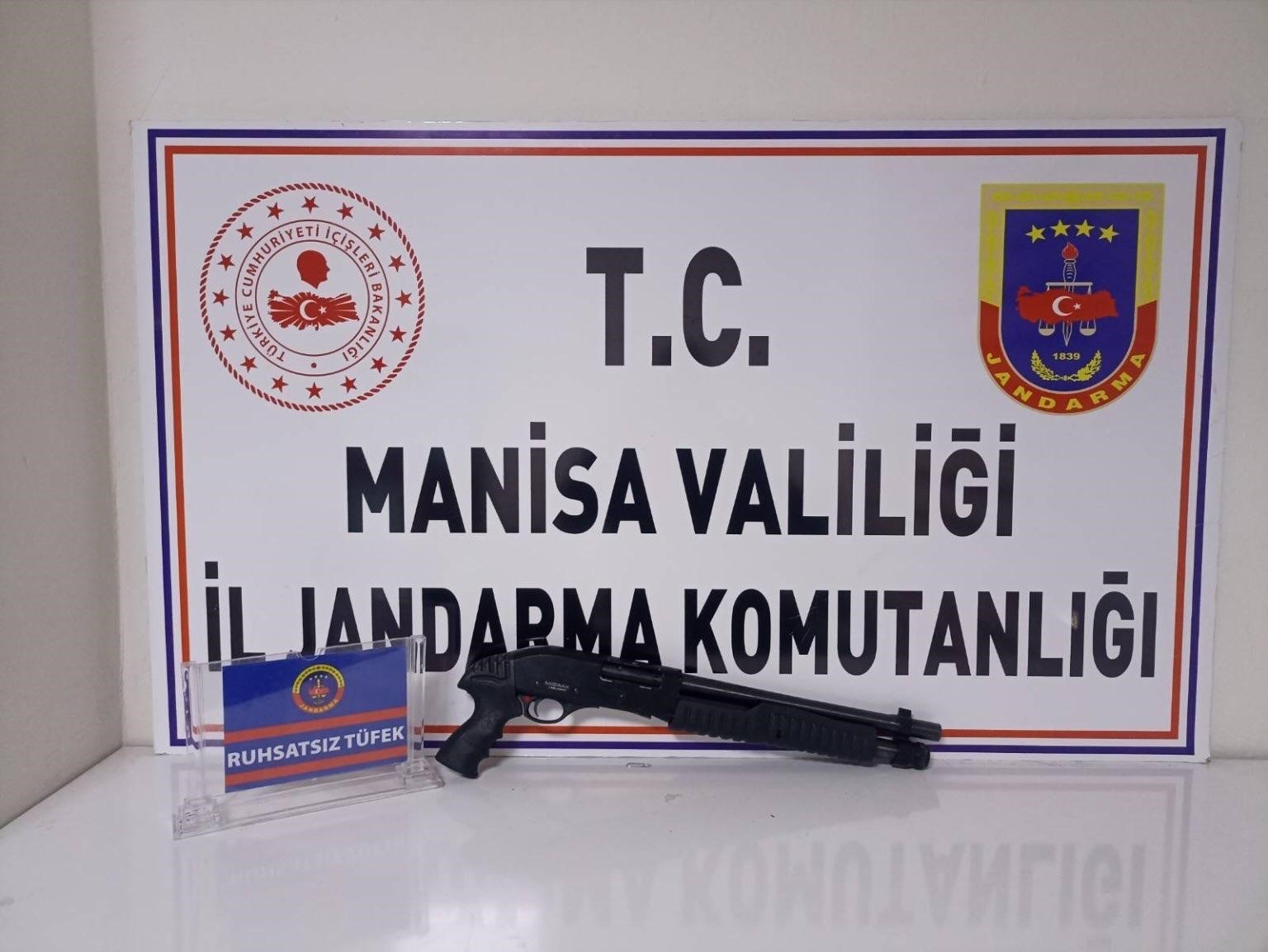 Manisa&rsquo;da ruhsatsız tabanca ve t&uuml;fek ele ge&ccedil;irildi
