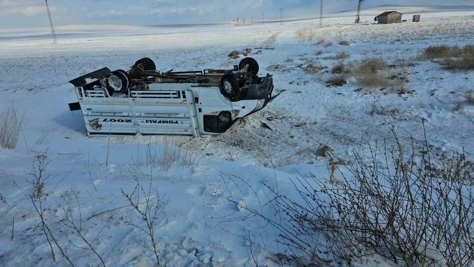 Kamyonet buzlanan yolda şarampole yuvarlandı
