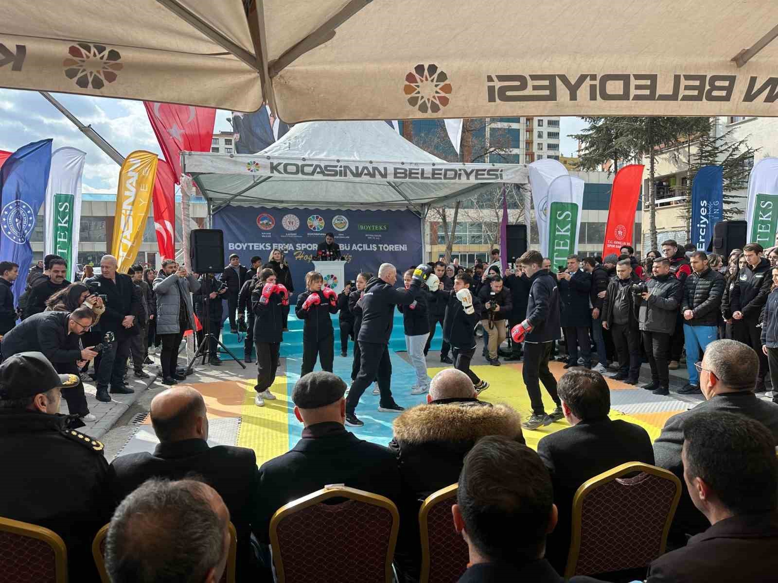 Vali &Ccedil;i&ccedil;ek: "Gen&ccedil;lerimiz bataklığa s&uuml;r&uuml;klenmesin diye bir polisimizi şehit verdik"
