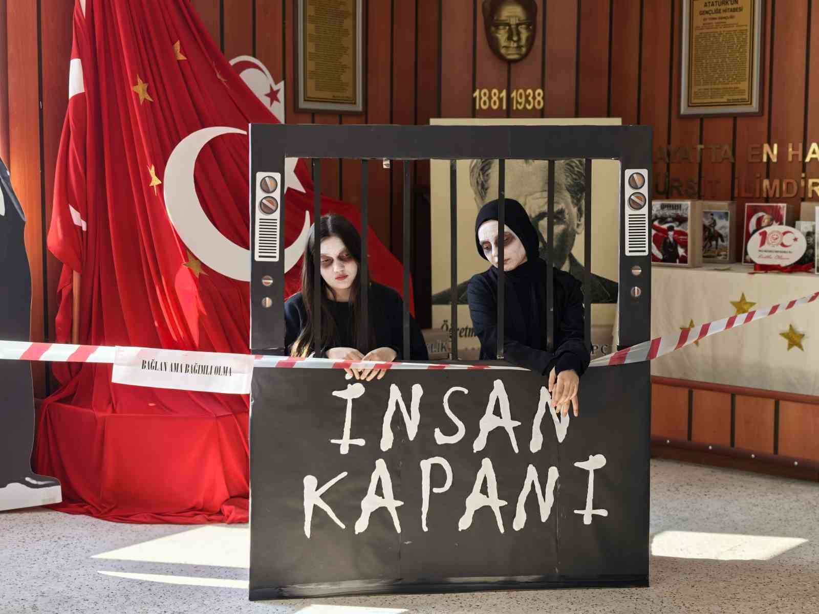 Teknoloji bağımlılığına canlı mankenlerle dikkat çektiler