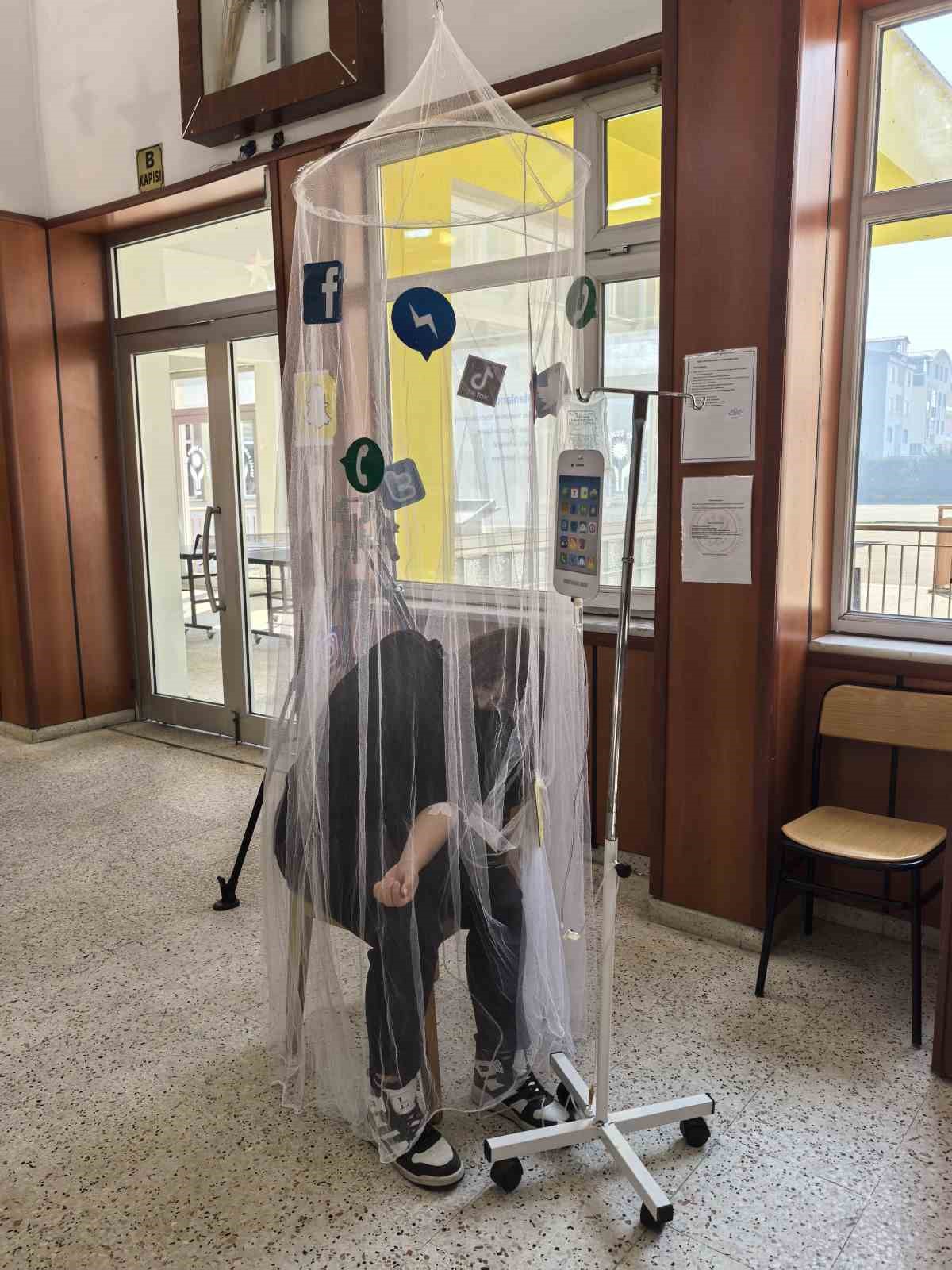 Teknoloji bağımlılığına canlı mankenlerle dikkat çektiler