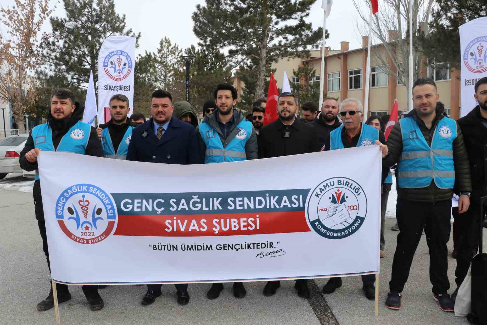 Sivas’ta sağlık çalışanları üniversite hastanesindeki sorunlara dikkat çekmek için toplandı