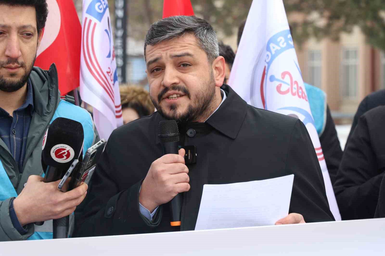 Sivas&rsquo;ta sağlık &ccedil;alışanları &uuml;niversite hastanesindeki sorunlara dikkat &ccedil;ekmek i&ccedil;in toplandı
