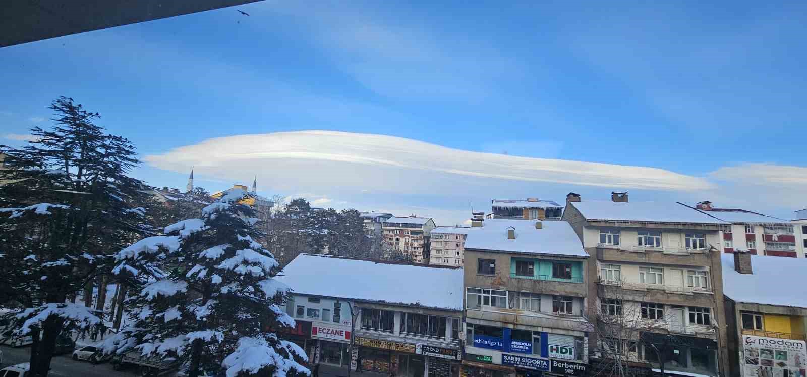 Tatvan semalarında g&ouml;rsel ş&ouml;len: Devasa mercek bulutu hayran bıraktı
