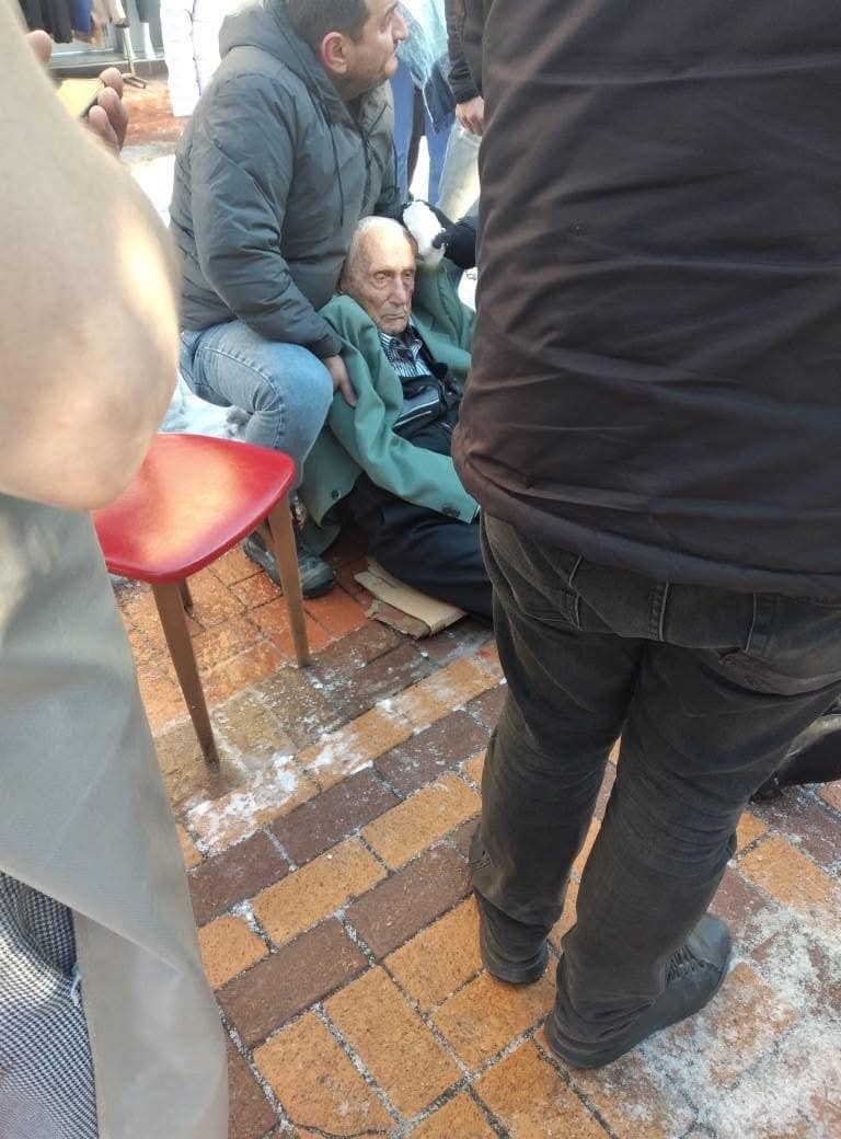 Buzlu yolda d&uuml;ş&uuml;p hayatını kaybeden yaşlı adamın o anları kamerada
