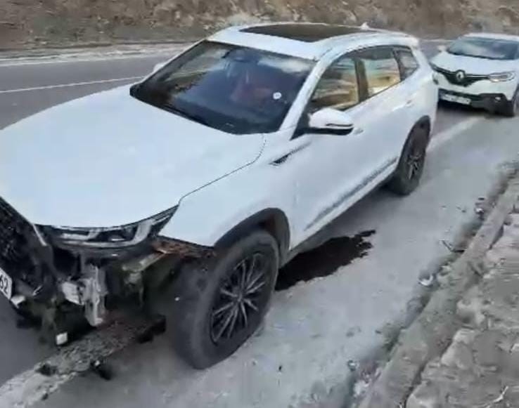 Dağdan kopan kayalar aracın &uuml;zerine d&uuml;şt&uuml;
