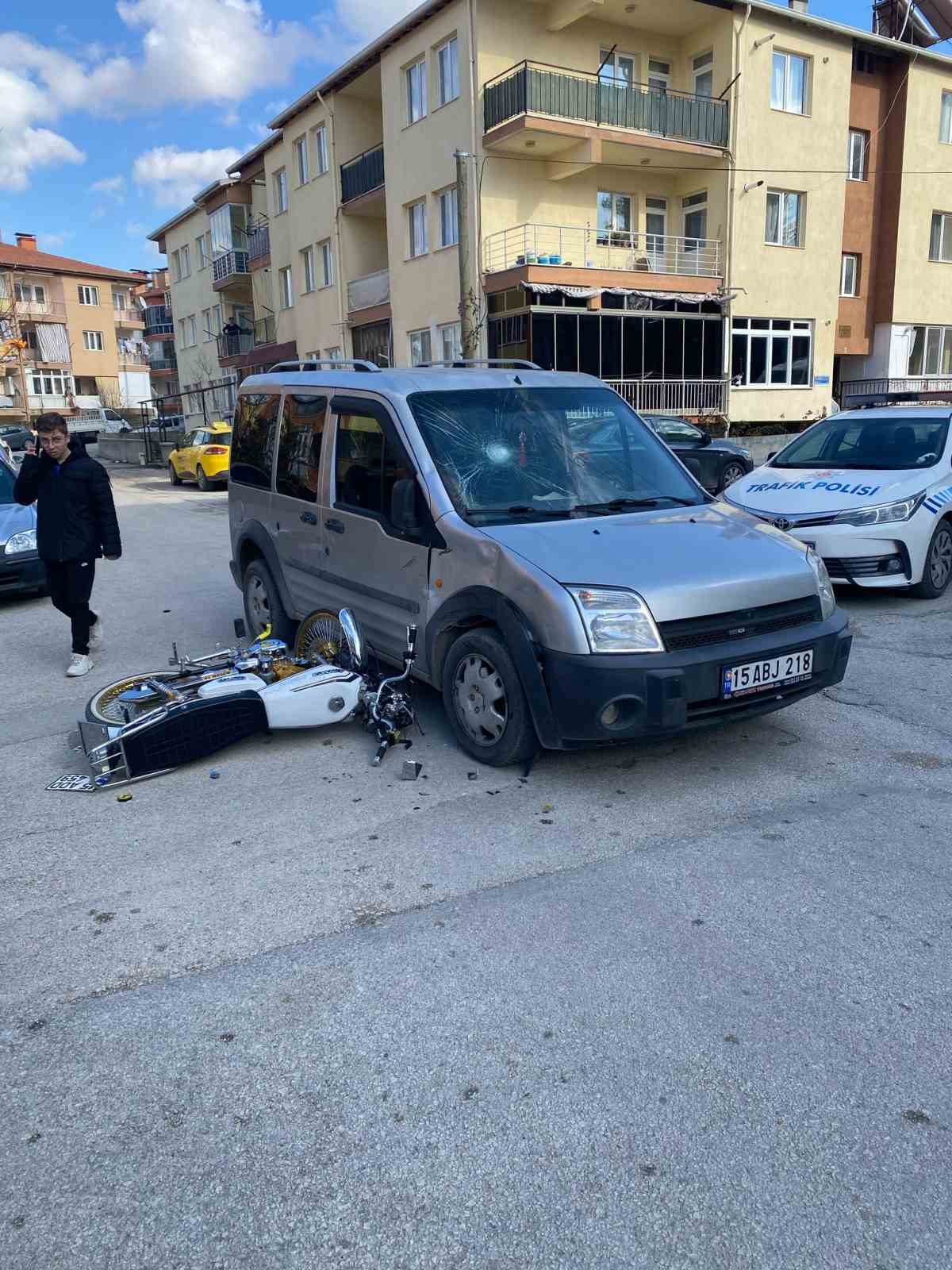 Burdur&rsquo;da hafif ticari ara&ccedil; ile motosiklet &ccedil;arpıştı: 1 yaralı
