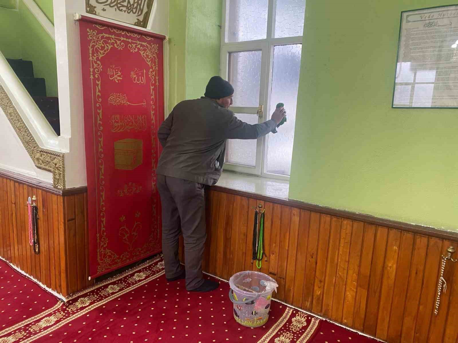 Vezirk&ouml;pr&uuml; camilerinde Ramazan temizliği

