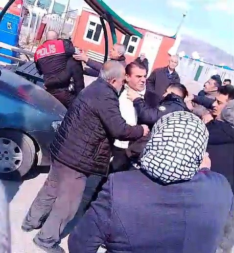Adıyaman&rsquo;da depremzedelerden su eylemi
