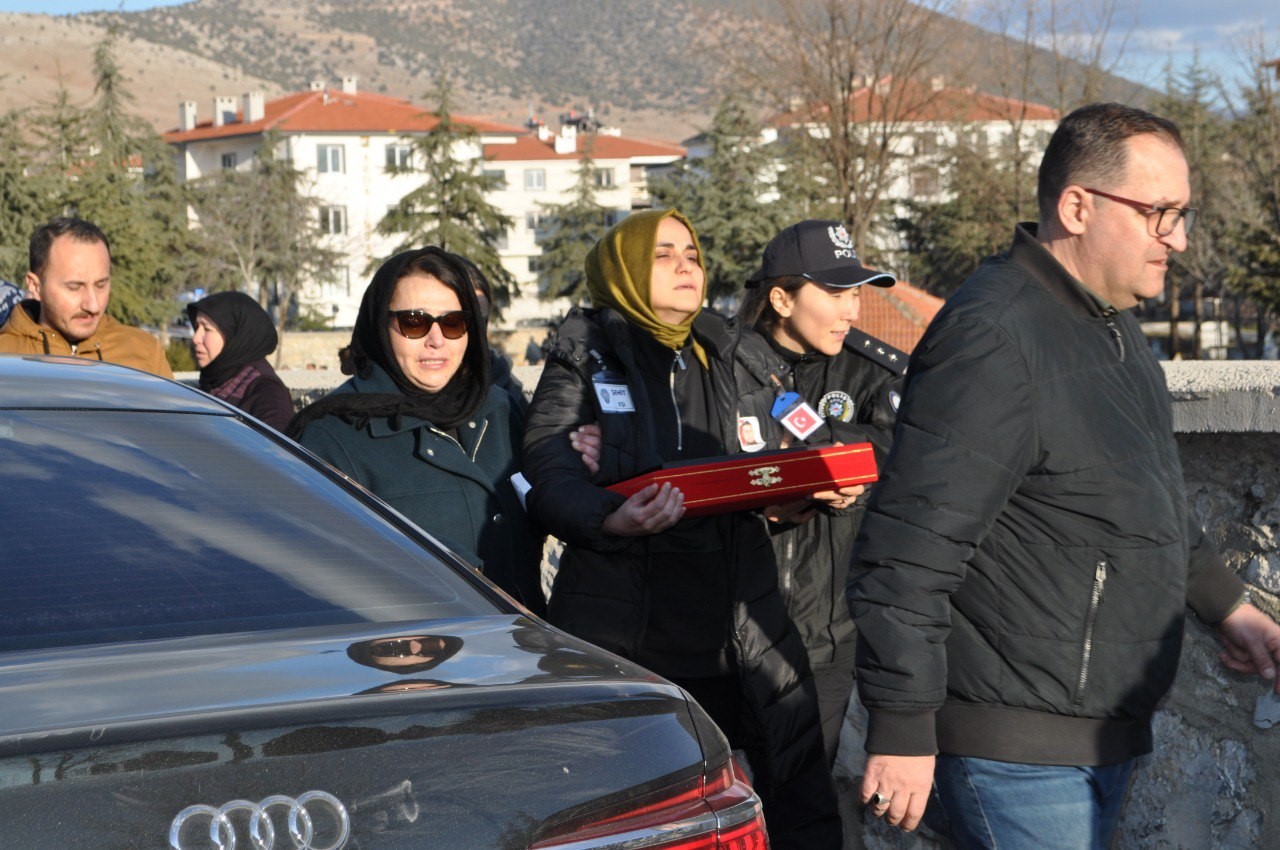 Şehit Polis Memuru Onur Şirin, Isparta&rsquo;da son yolculuğuna uğurlandı
