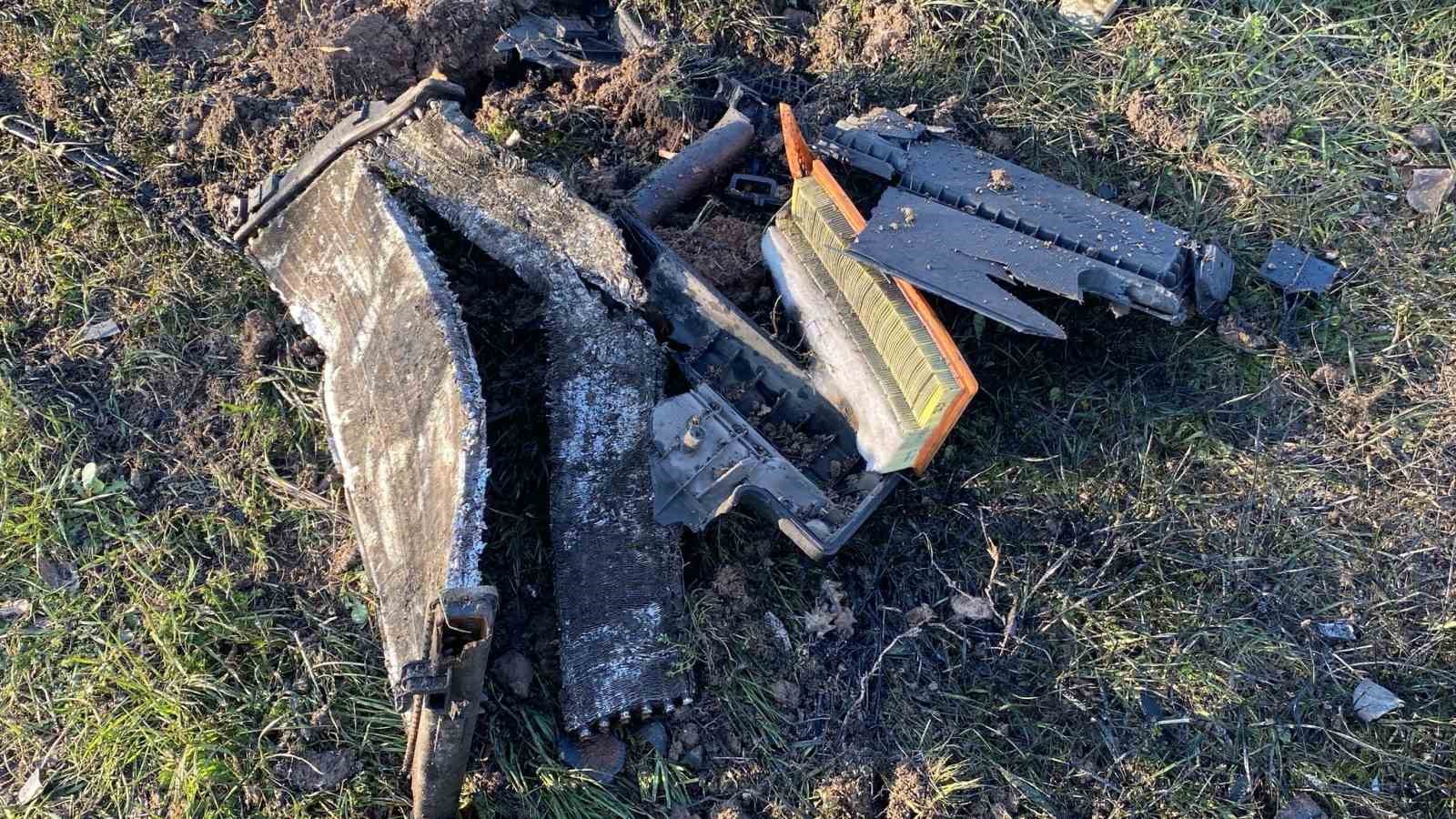 Kaza yapan aracın parçaları ağaçta asılı kaldı: 1’i bebek 4 yaralı
