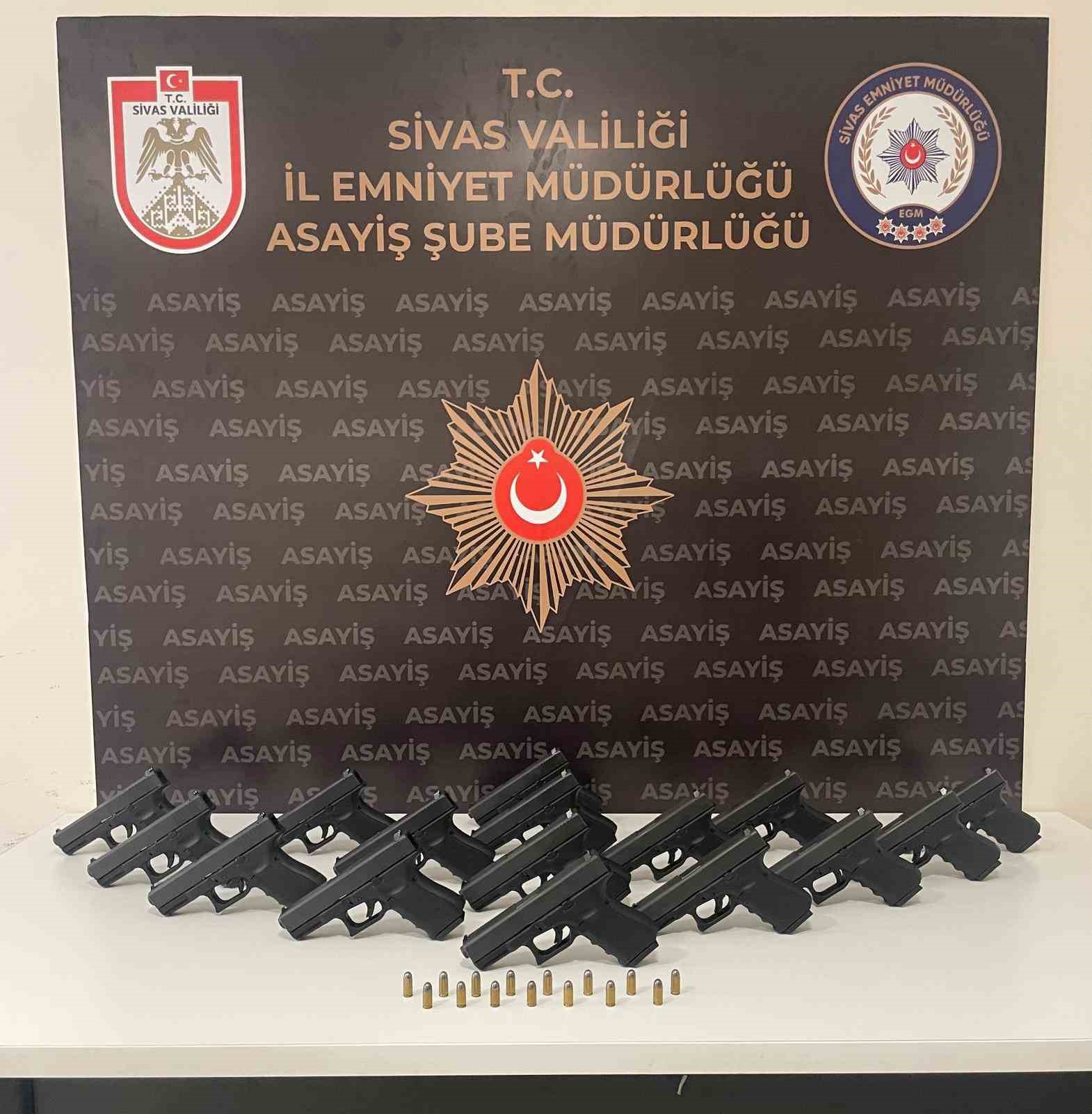 Sivas&rsquo;ta silah ka&ccedil;ak&ccedil;ılığı operasyonu: 4 kişi tutuklandı
