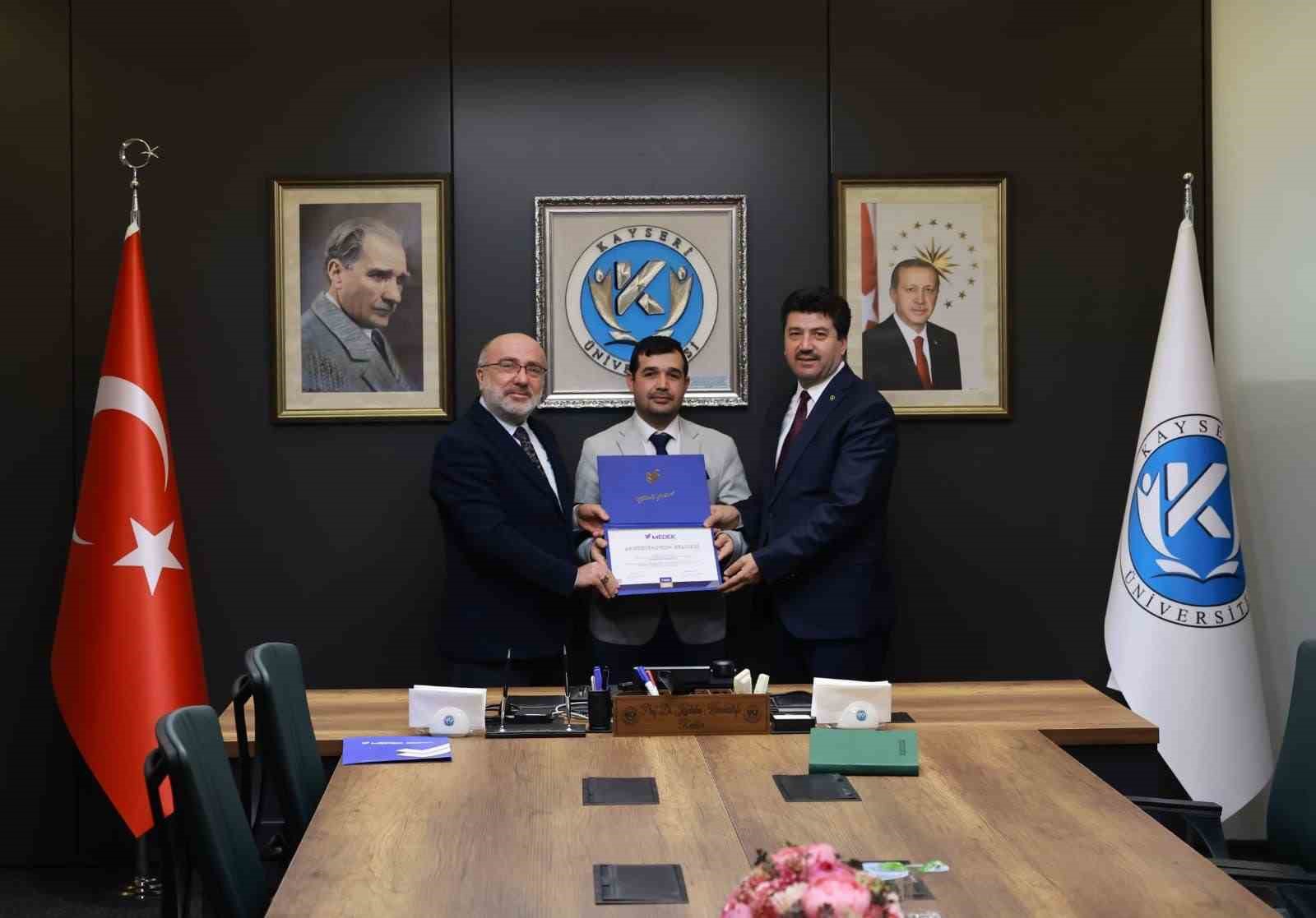 Tomarza Mustafa Akıncıoğlu MYO akreditasyon belgelerini aldı