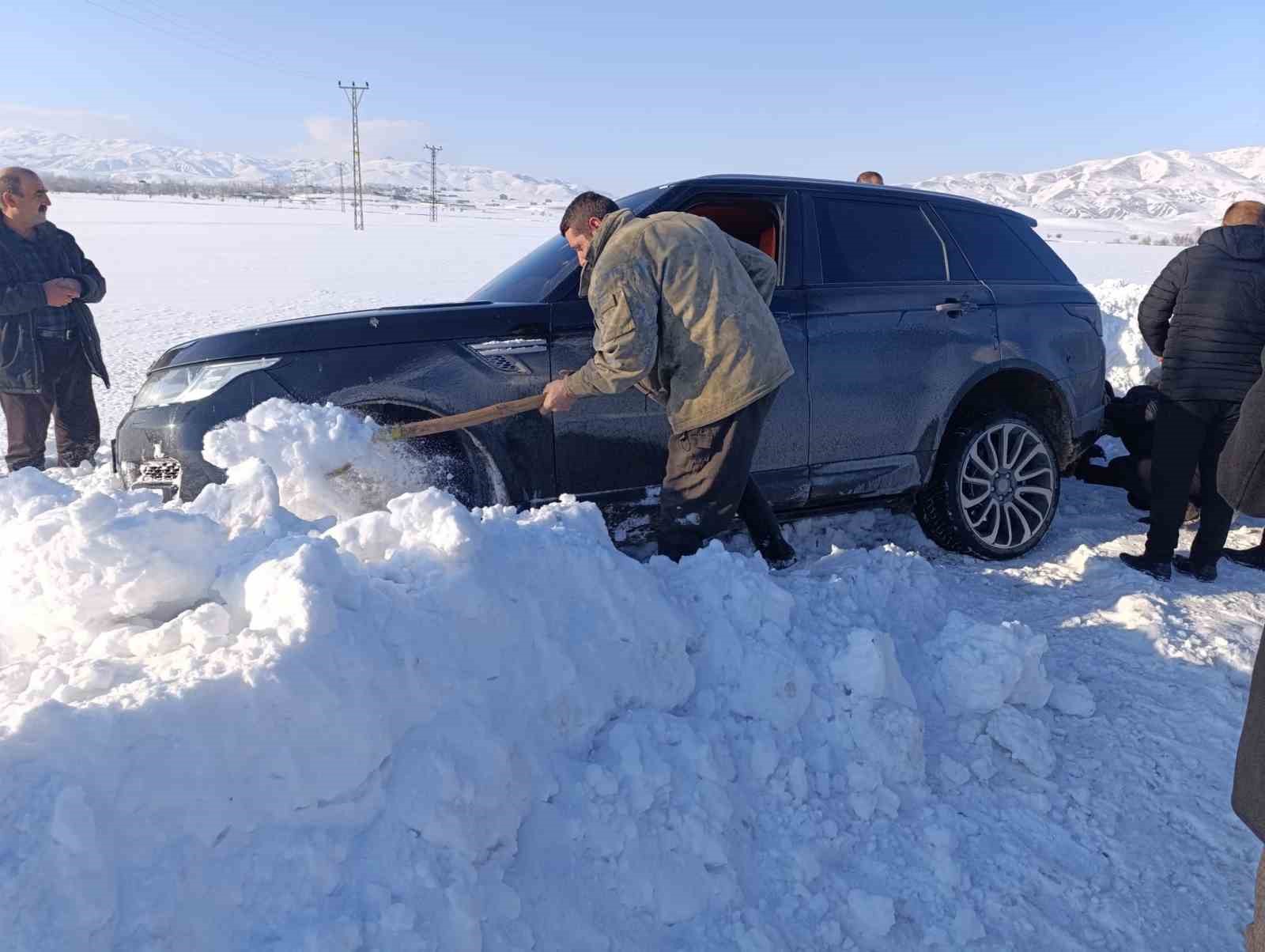 Yüksekova’da kara saplanan aracı ekipler kurtardı
