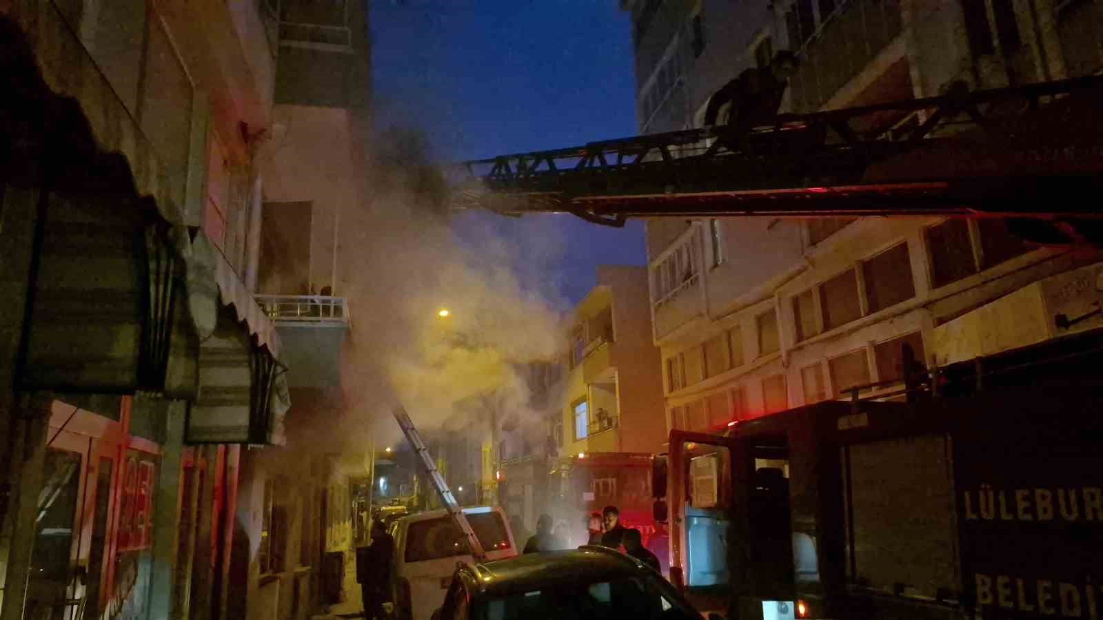 Lüleburgaz’da 3 katlı binada yangın
