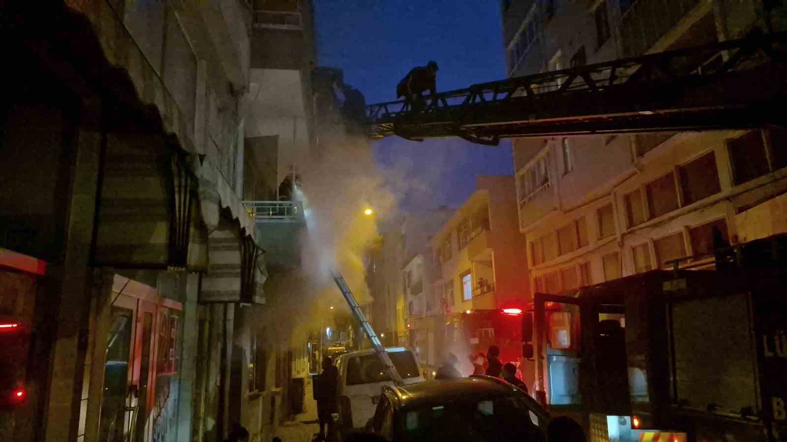 L&uuml;leburgaz&rsquo;da 3 katlı binada yangın
