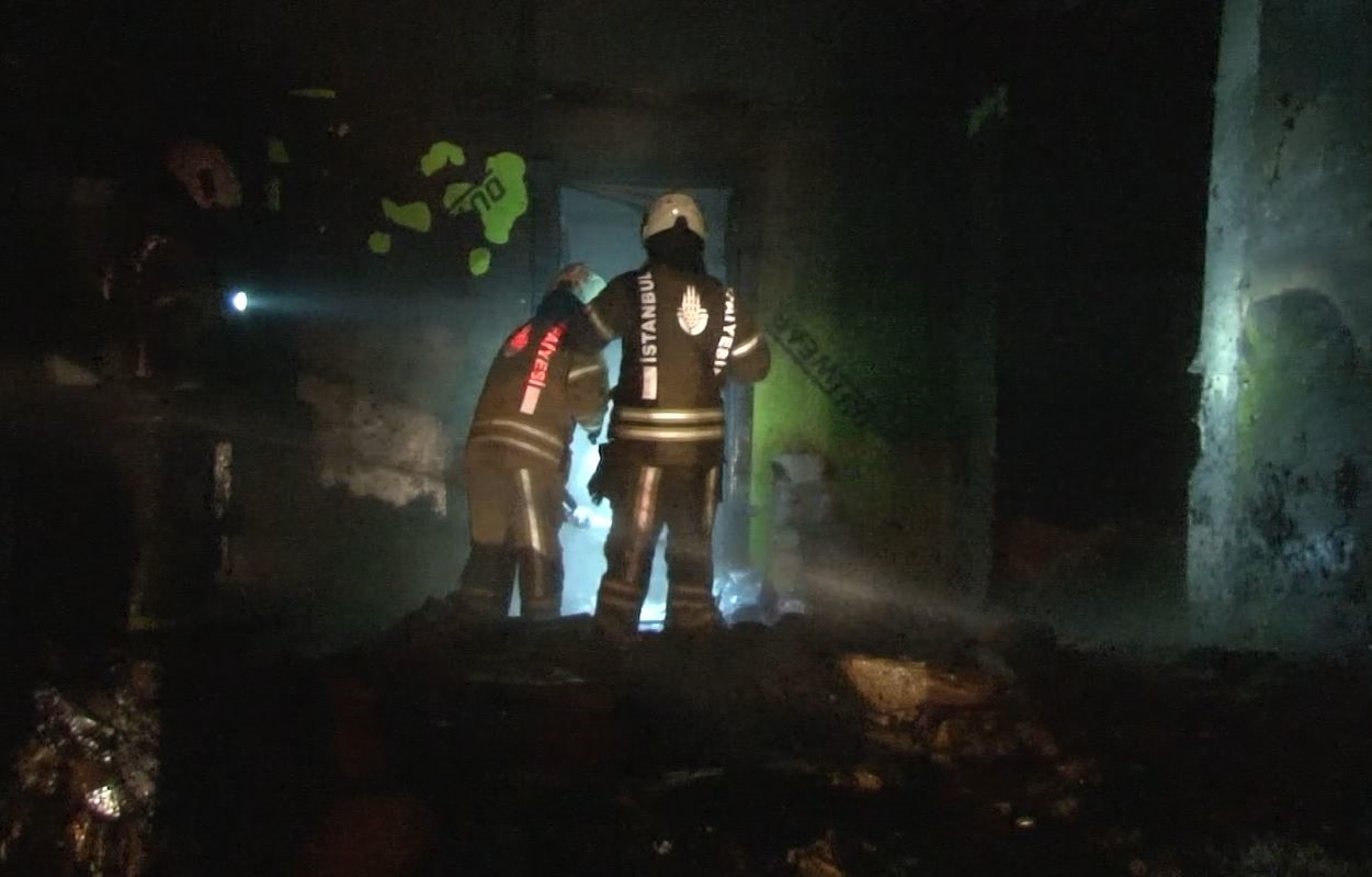 Arnavutköy’de fabrika deposu alev alev yandı