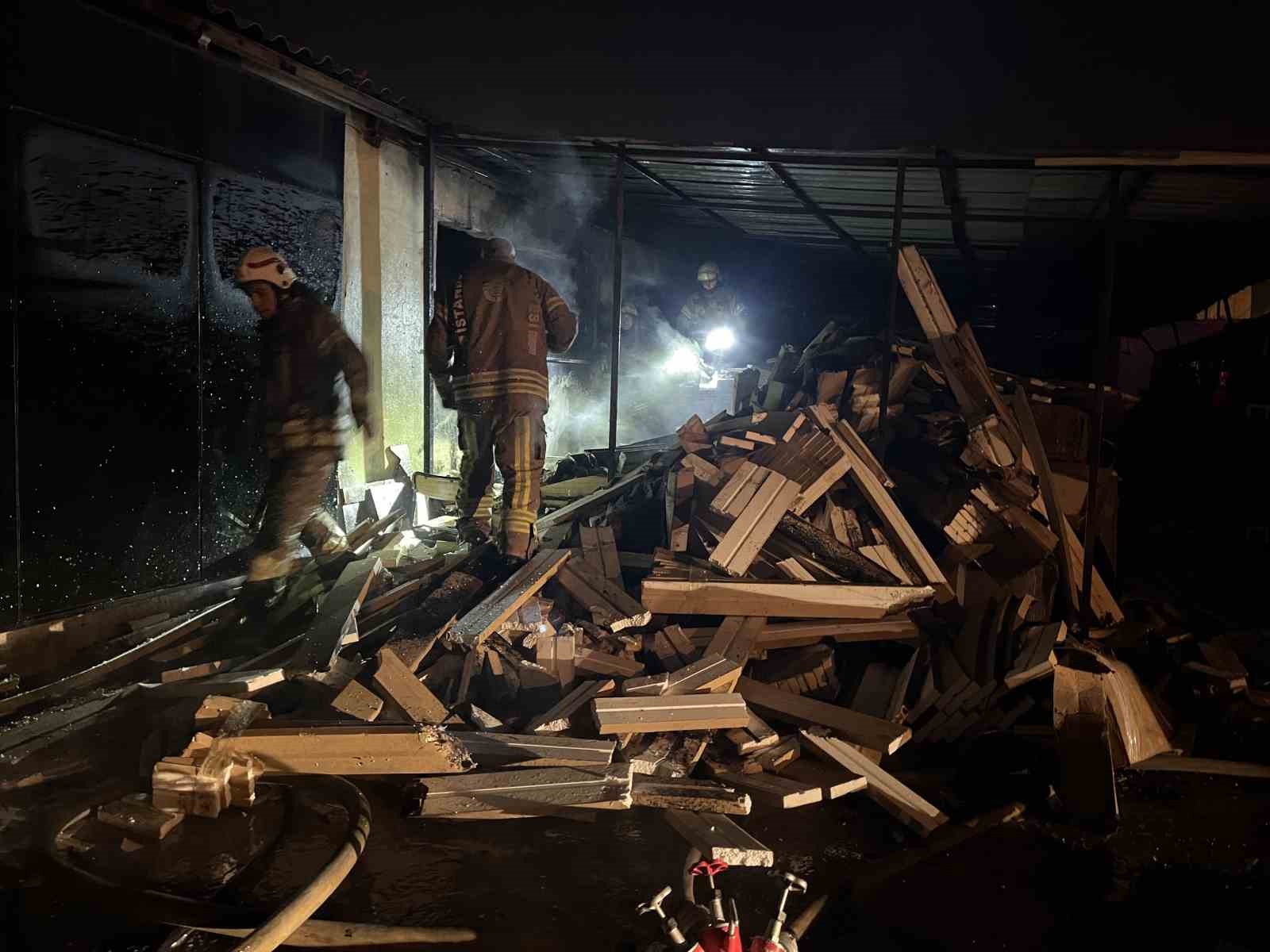 Arnavutköy’de fabrika deposu alev alev yandı